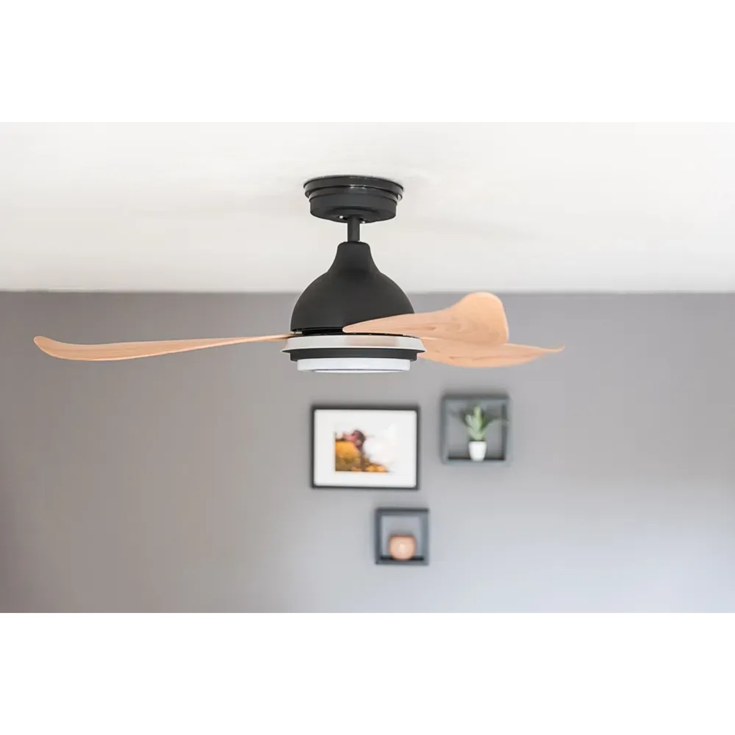Schwarzer Pepeo Deckenventilator mit LED und Holzflügeln, 122cm Durchmesser.