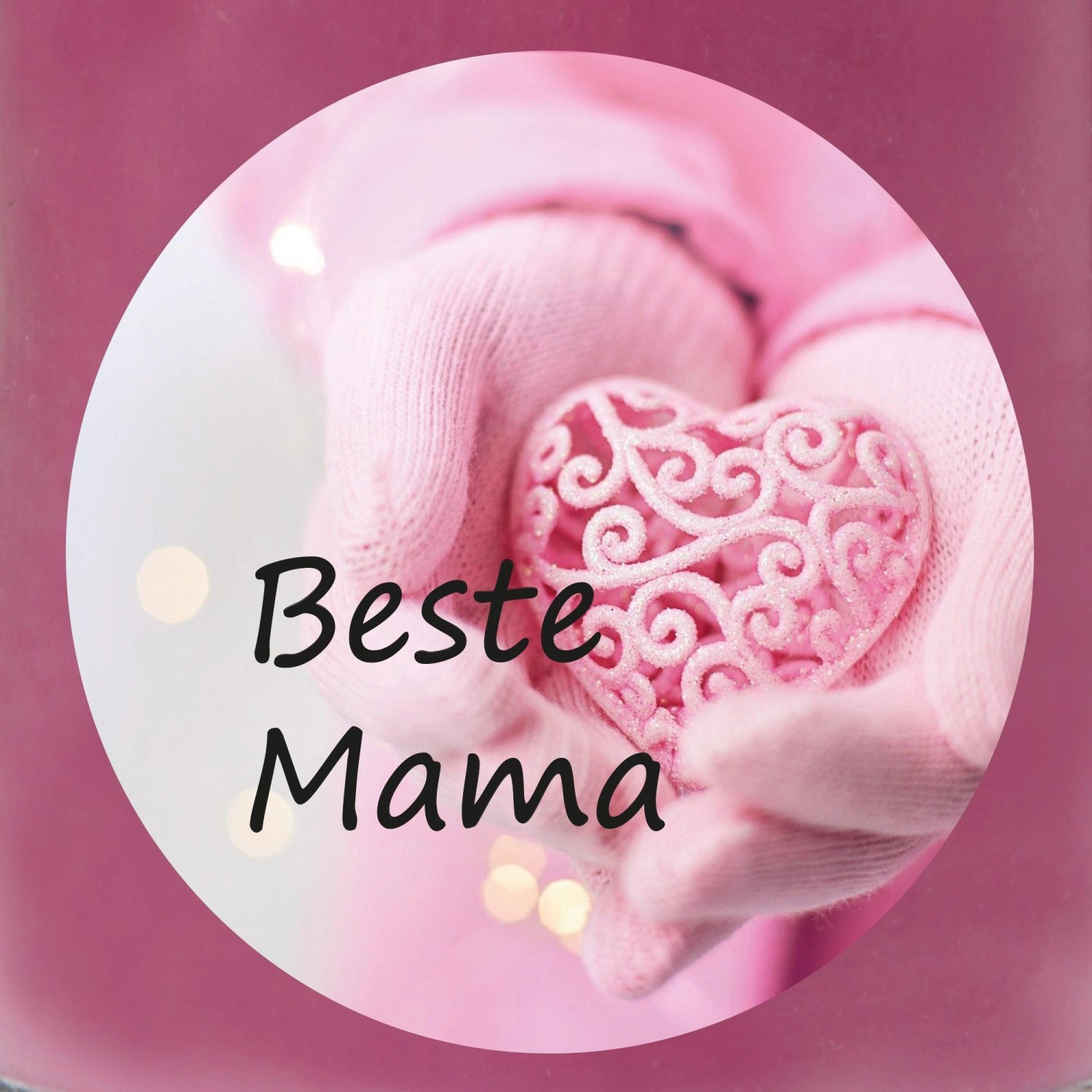 Lila Duftkerze im Glas mit Herzmotiv "Beste Mama" als Muttertagsgeschenk.