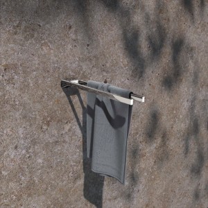 Verchromter Keuco Rose Handtuchhalter 45 cm mit grauem Handtuch an strukturierter Wand.