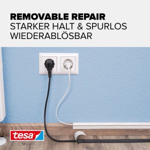 Schwarzes Tesa Extra Power Removable Repair Klebeband fixiert Kabel am Boden. Starker Halt, spurlos ablösbar.
