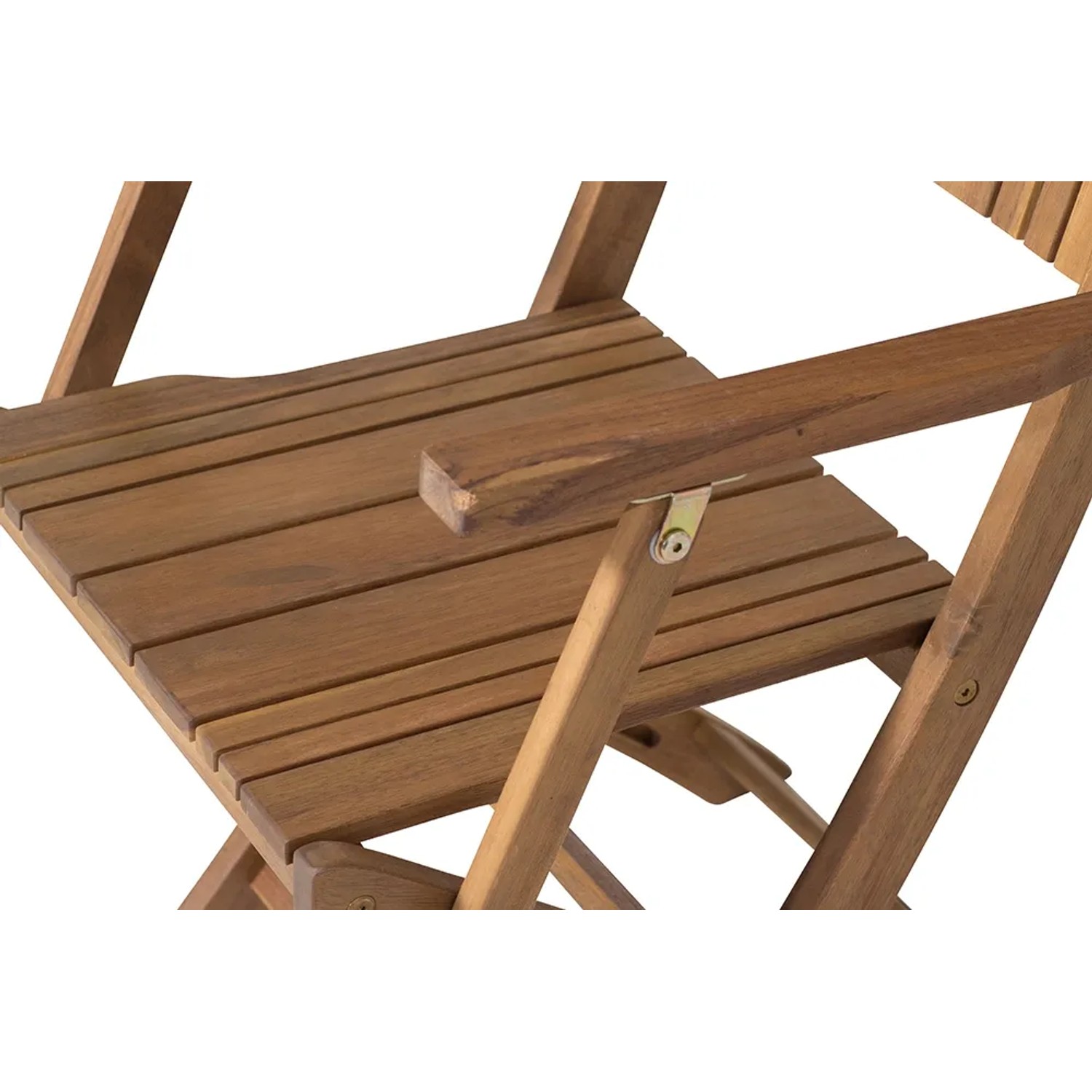 Detailansicht des Siena Garden Klappsessels Falun aus Akazienholz, beige. Gartenstuhl mit Lattenstruktur.