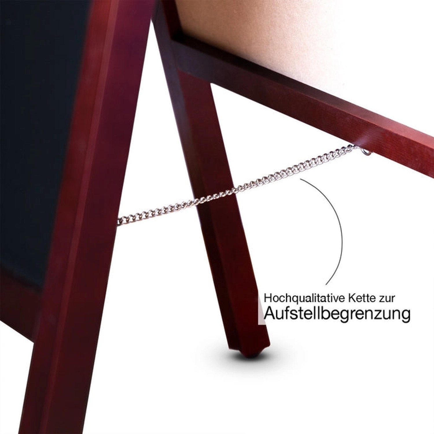 Detailansicht des braunen KARAT Kundenstoppers: Holzrahmen, Kreidetafel und Metallkette zur Standbegrenzung.