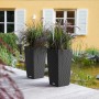 Zwei Lechuza Cubico Cottage Pflanzgefäße in Granit-Optik, 30x30 cm, im Garten.