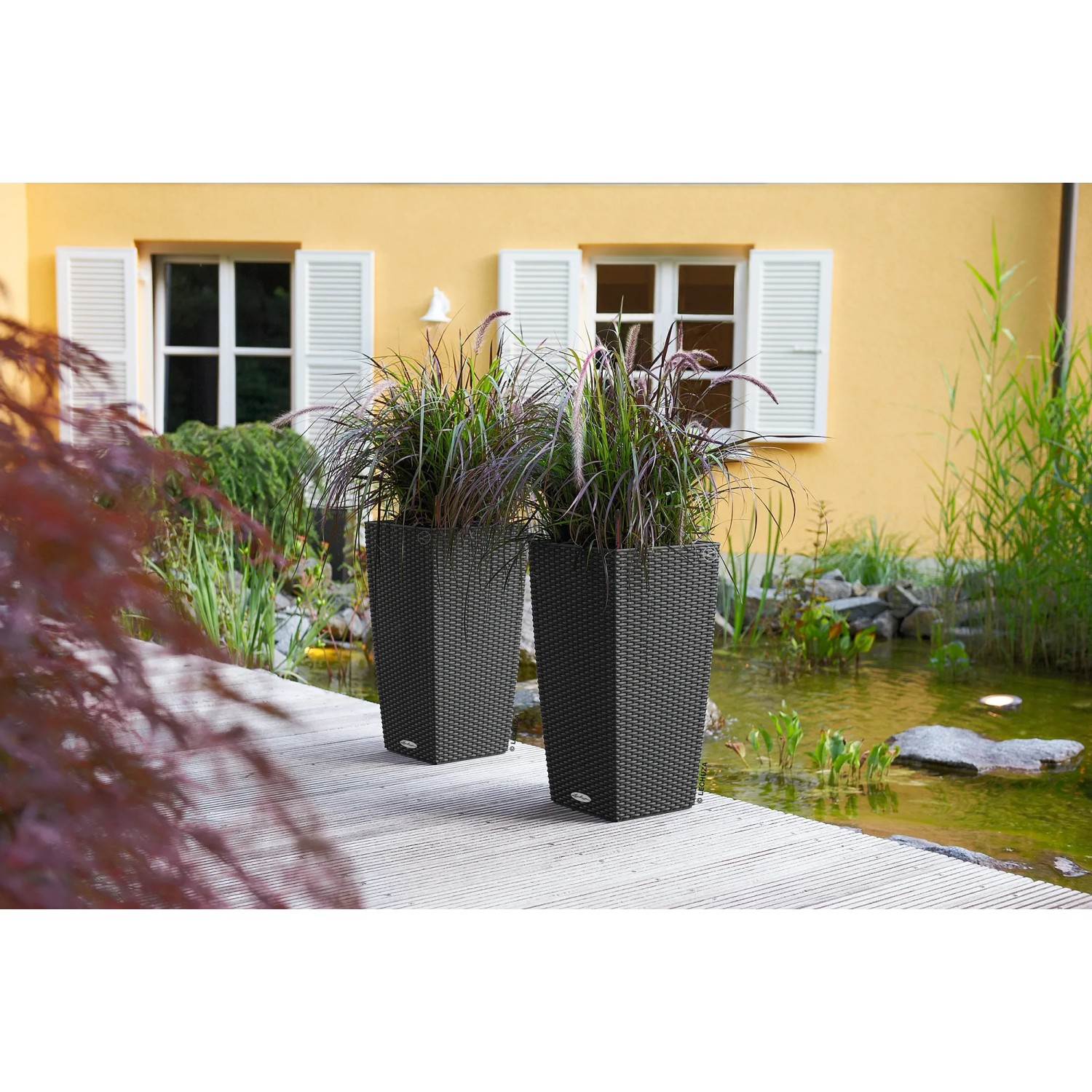 Zwei Lechuza Cubico Cottage Pflanzgefäße in Granit-Optik, 30x30 cm, im Garten.