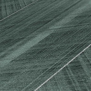 Detailaufnahme: Dunkelgrüne Vliestapete mit Rautenmuster für Wohn- und Esszimmer.