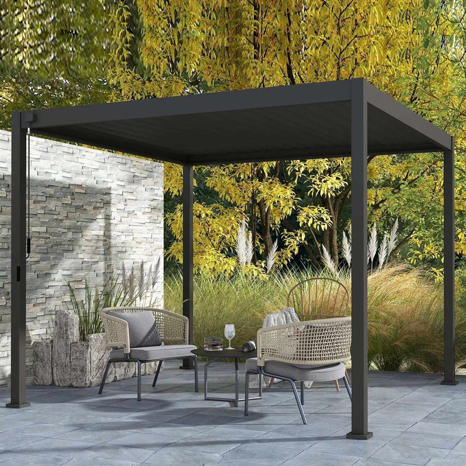 Anthrazitfarbene Mirador Basic Pergola 3x3 m auf Terrasse mit Gartenmöbeln.