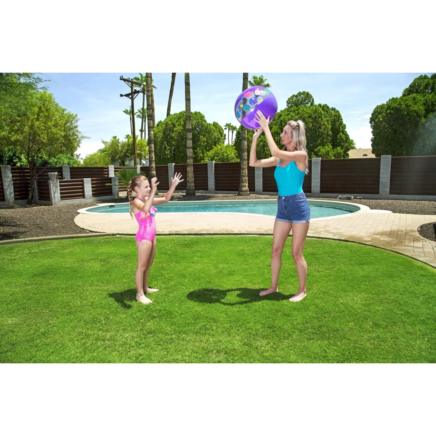 Mutter und Tochter spielen mit einem Bestway Wasserball Groove n' Splash im Garten.