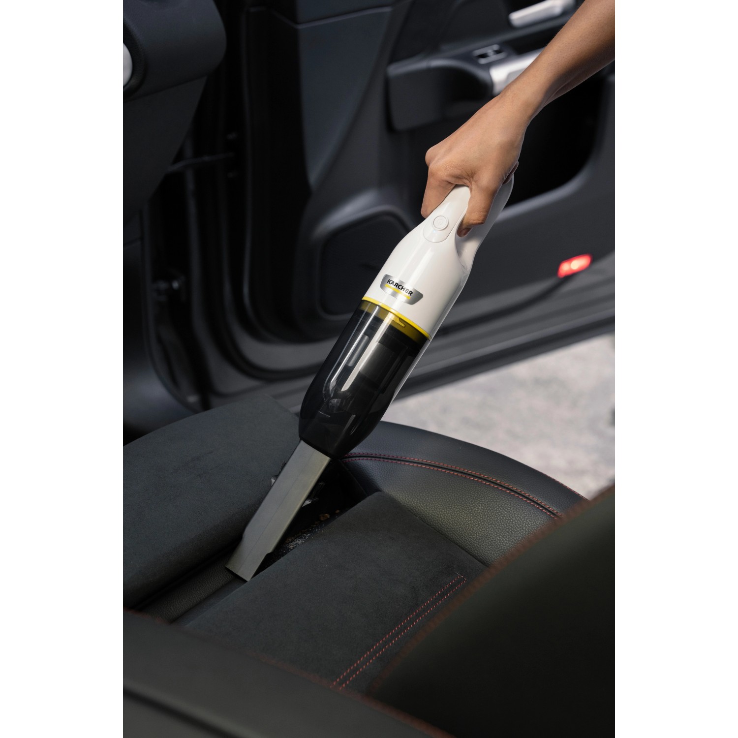 Kärcher Akku-Handstaubsauger CVH 2 beim Reinigen eines Autositze.