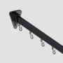 Flexible, schwarze Euroshowers Duschvorhangstange (300 cm) mit Haken und Halterungen.