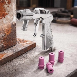 Silberne Wiltec Sandstrahlpistole mit ergonomischem Griff und vier Keramikdüsen auf Werkbank. Ideal für Rostentfernung.
