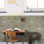 ESTAhome Vliestapete mit braunen und weißen Hunden auf grünem Grund im Kinderzimmer. Dekorative Tapete.