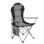 Grauer Juskys Campingstuhl Lido mit Getränkehalter und Tragetasche.