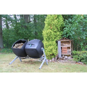 Lifetime Kompost-Zwilling 380 l: Schwarzer, drehbarer Komposter mit Stahlgestell im Garten.