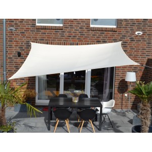 Rechteckiges, helles Sonnensegel über einer Terrasse mit Tisch und Stühlen. Sonnenschutz.