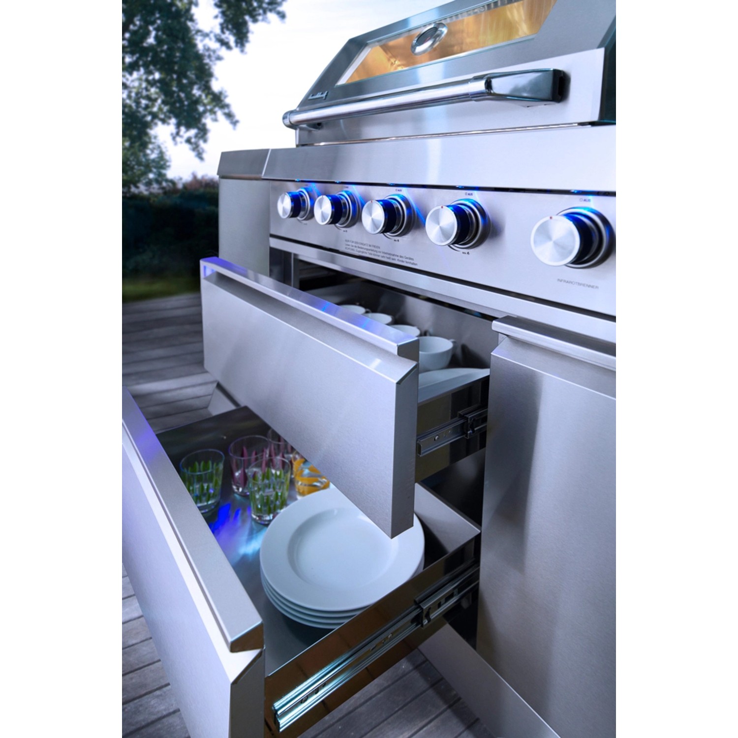 Buschbeck Outdoorküche Oxford mit Schubladen und Geschirr.