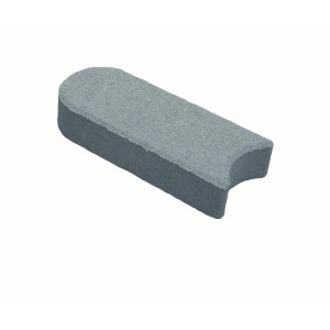 Grauer Mähstein Klein (22x10x4,2 cm) aus Beton zur Rasenkantenbefestigung.