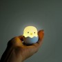 Blaues MegaLight LED-Nachtlicht Baby Eggy in Hand, dimmbares Warmlicht, RGB-Licht.