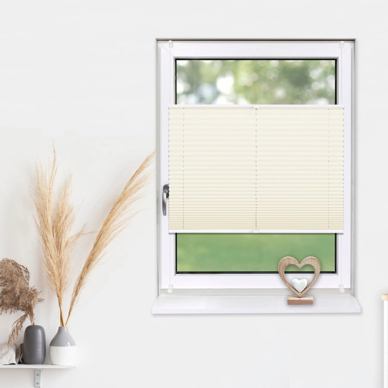 Blickdichtes, vanillefarbenes Plissee (90x210 cm) am Fenster, ohne Bohren montiert.