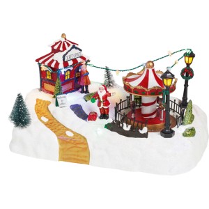 Weihnachtsdorf Szene mit beleuchtetem Ticket Office, Karussell, Weihnachtsmann und Figuren im Schnee. Festliche Weihnachtsdekoration.