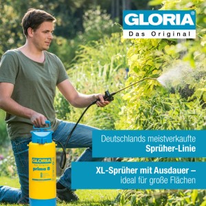 Mann nutzt Gloria Prima 8 Drucksprühgerät zur Pflanzenpflege im Garten.