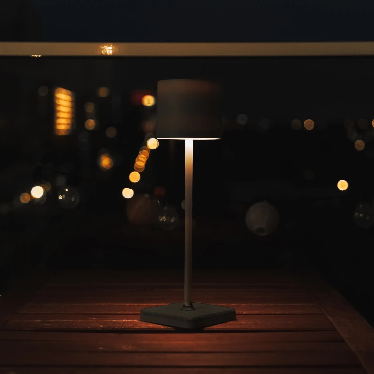 Schwarze, dimmbare LED Tischleuchte für den Außenbereich. Akkubetrieben und mit CCT-Funktion.