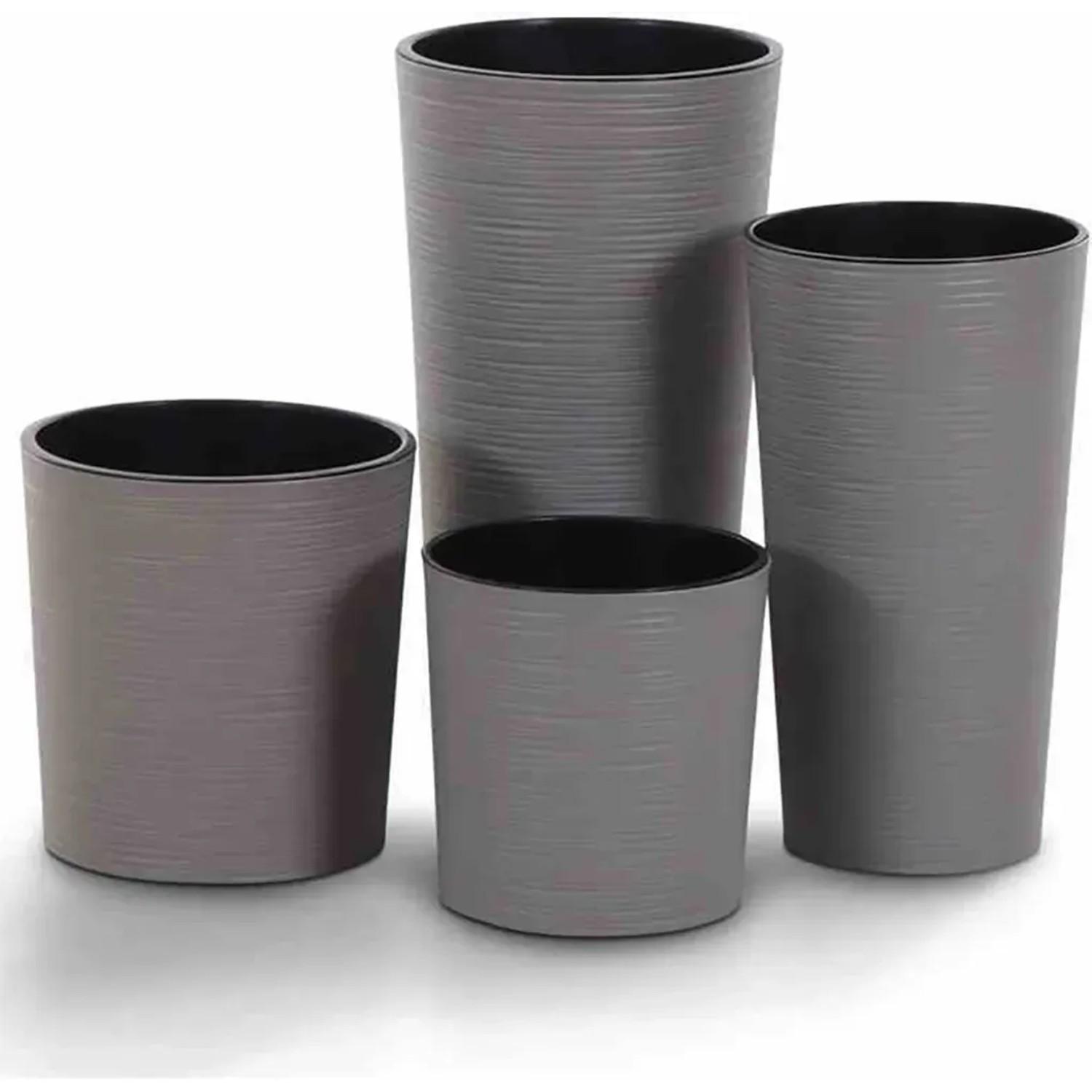 Siena Garden Eco Lens Pflanzgefäße, graue Übertöpfe mit Rillenstruktur, verschiedene Größen.