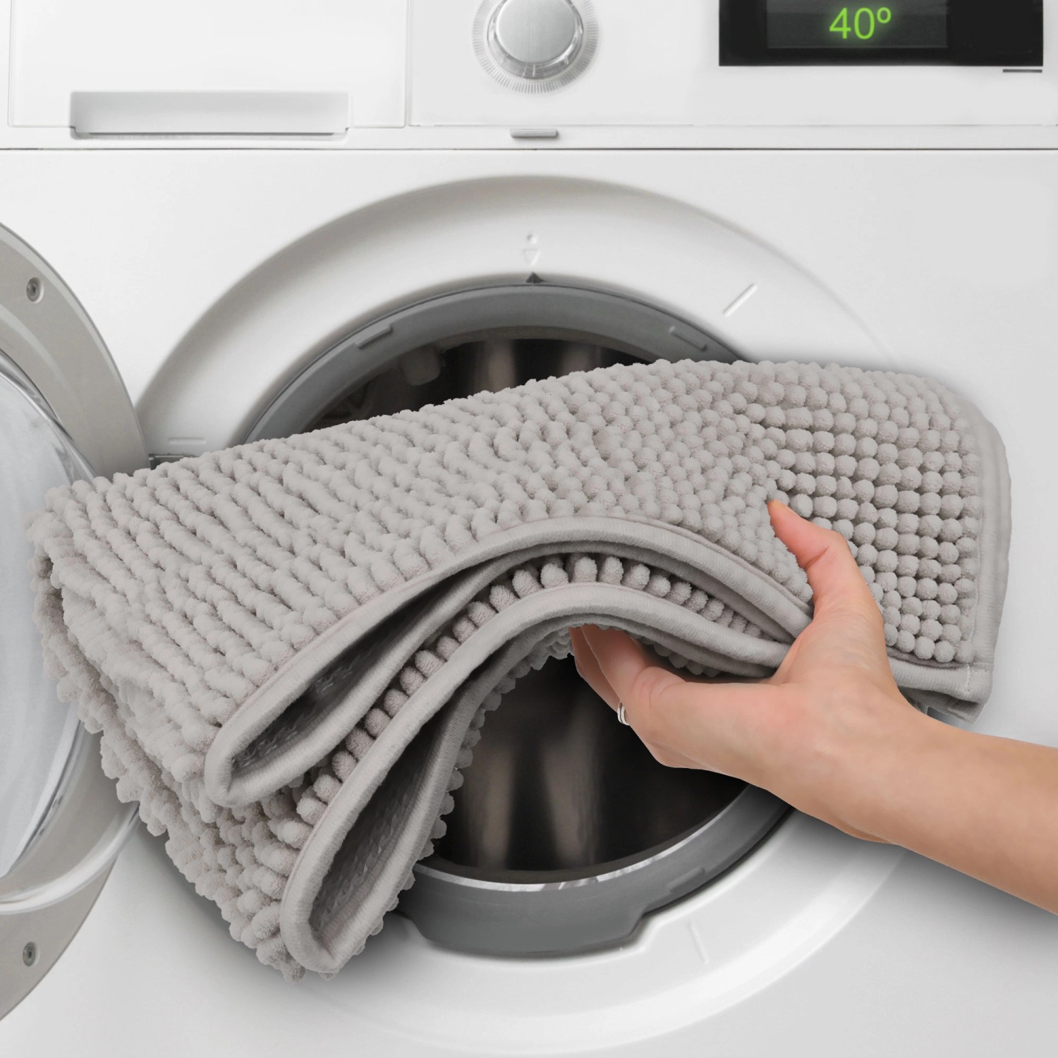 Hellgrauer Beautissu Badteppich BeauMare FL 70x120cm vor Waschmaschine. Waschbarer Badvorleger.