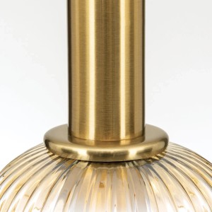 Detailaufnahme: Orion Hängeleuchte Carneval mit amberfarbenem Glas und Bronze-Elementen.