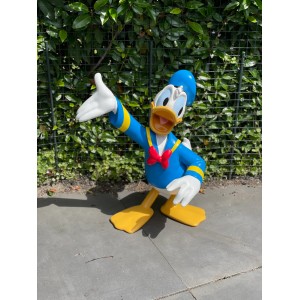 Gartenfigur Donald Duck, blaue Jacke, rote Fliege, gelbe Füße, winkend.