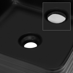 Detailaufnahme: Quadratisches, mattschwarzes ML-Design Keramik Waschbecken mit Ablauf.