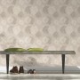 Rasch Vliestapete Tapetenwechsel II 651713 mit Kreismuster in Taupe und Hellgrau an Wohnzimmerwand.
