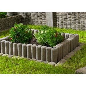 Beeteinfassung aus Rundpalisaden-Randblöcken in Holzoptik, umrandet ein Beet mit Pflanzen.