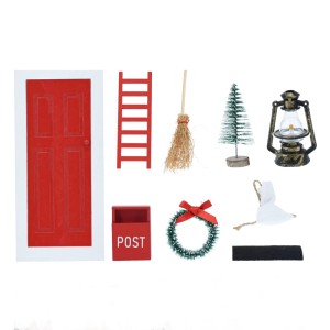 9-teiliges Deko-Weihnachtsszene-Set mit Tür, Leiter, Besen, Baum, Laterne, Briefkasten, Kranz und Geschenksack.
