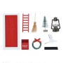 9-teiliges Deko-Weihnachtsszene-Set mit Tür, Leiter, Besen, Baum, Laterne, Briefkasten, Kranz und Geschenksack.
