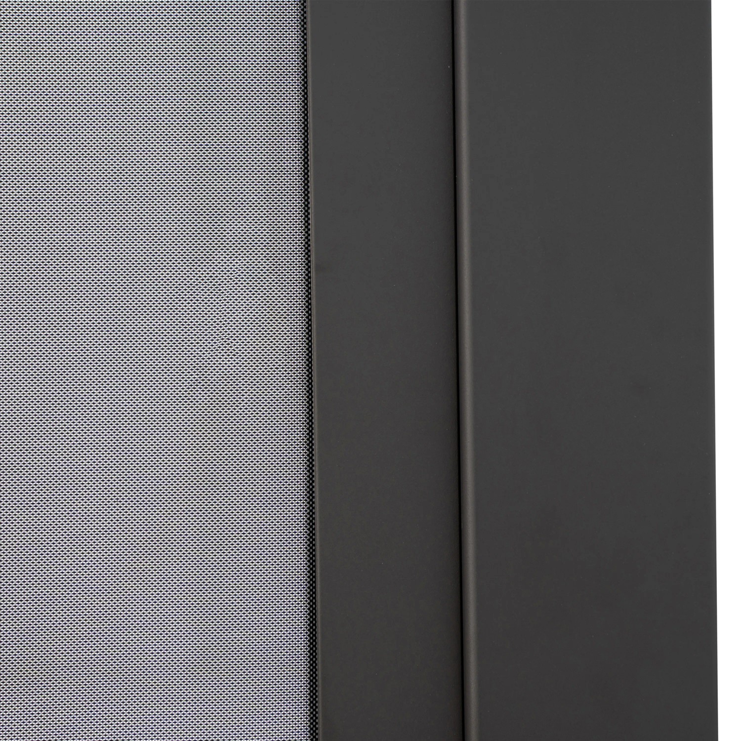 Detailaufnahme: Anthrazitfarbenes Sonnenrollo Mirador für Terrassenüberdachung, Textil und Führungsschiene.