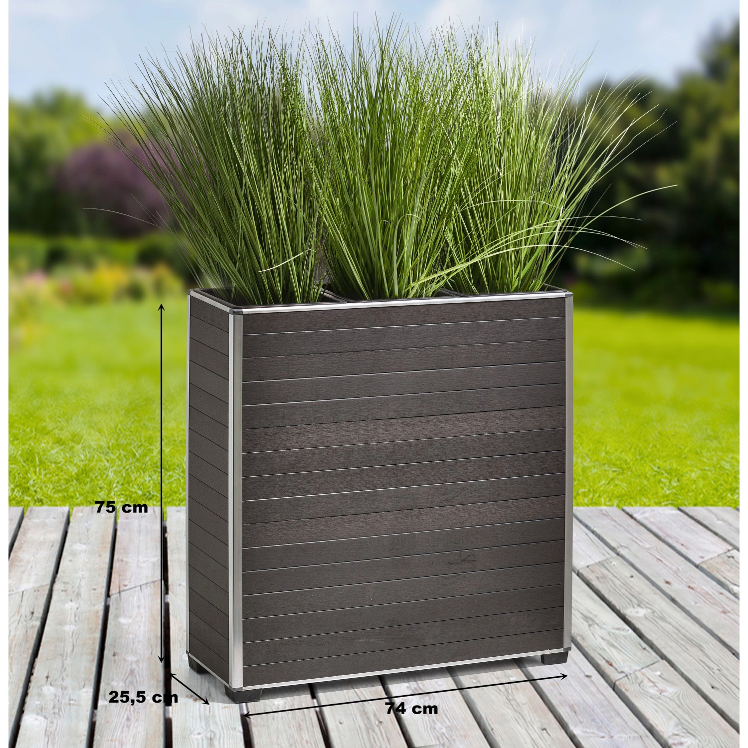 Anthrazitfarbener Gartenfreude Pflanzkübel aus WPC, 74x25,5x75 cm, mit Bepflanzung.