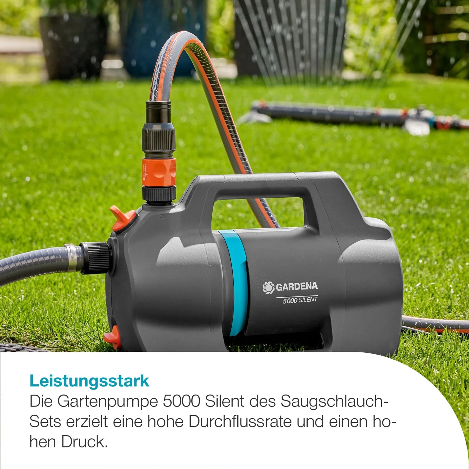 Gardena Gartenpumpe 5000 Silent Set mit Schlauch auf Rasen. Elektro-Pumpe für Gartenbewässerung.