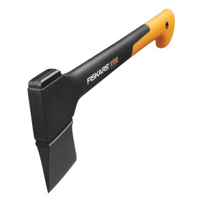 Fiskars Universal- und Spaltaxt X10 S, 44 cm Länge, mit schwarzem Kopf und orangefarbenem Griff.