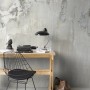 Digitaltapete Factory IV 439908 Beton Grau (2,6x3,18m) an Wand hinter Schreibtisch mit Accessoires.