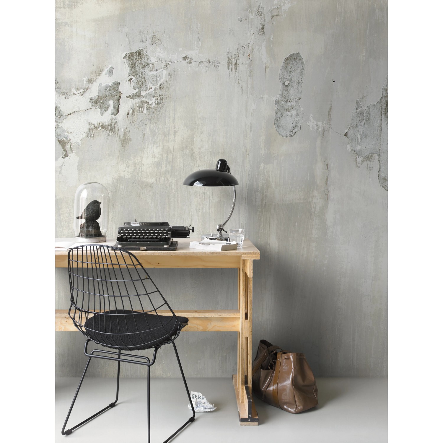 Digitaltapete Factory IV 439908 Beton Grau (2,6x3,18m) an Wand hinter Schreibtisch mit Accessoires.