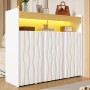 Weißes Sideboard mit 3D-Wellenmuster an 3 Türen, LED-Beleuchtung im offenen Fach. Moderner Wohnzimmerschrank.