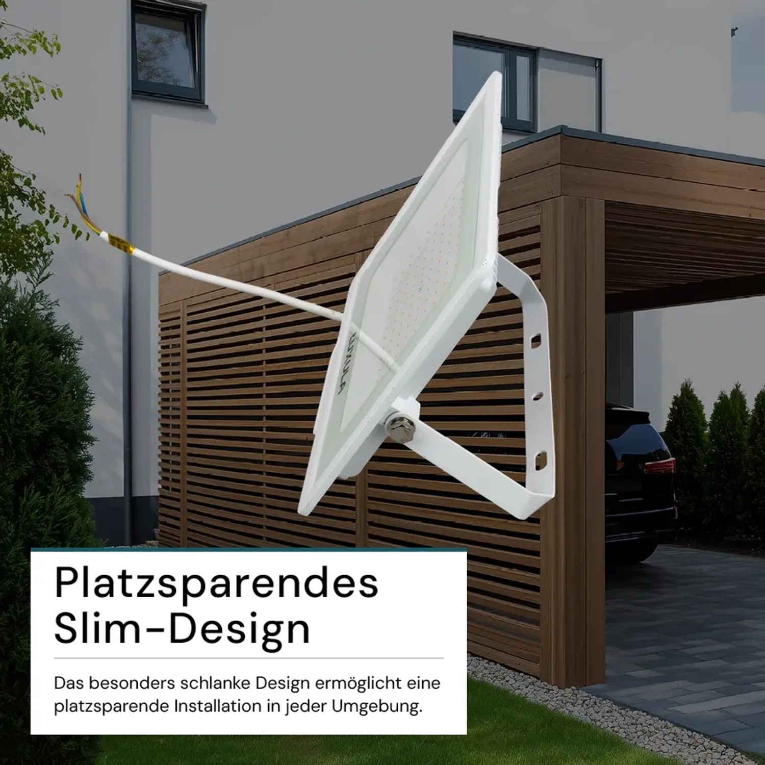 Weißer LUXULA LED Strahler 100W im Slim Design, montiert im Außenbereich. Wetterfester LED-Außenstrahler.