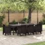 Brauner vidaXL Gartentisch (250x100 cm) aus Poly Rattan mit passenden Stühlen im Garten.
