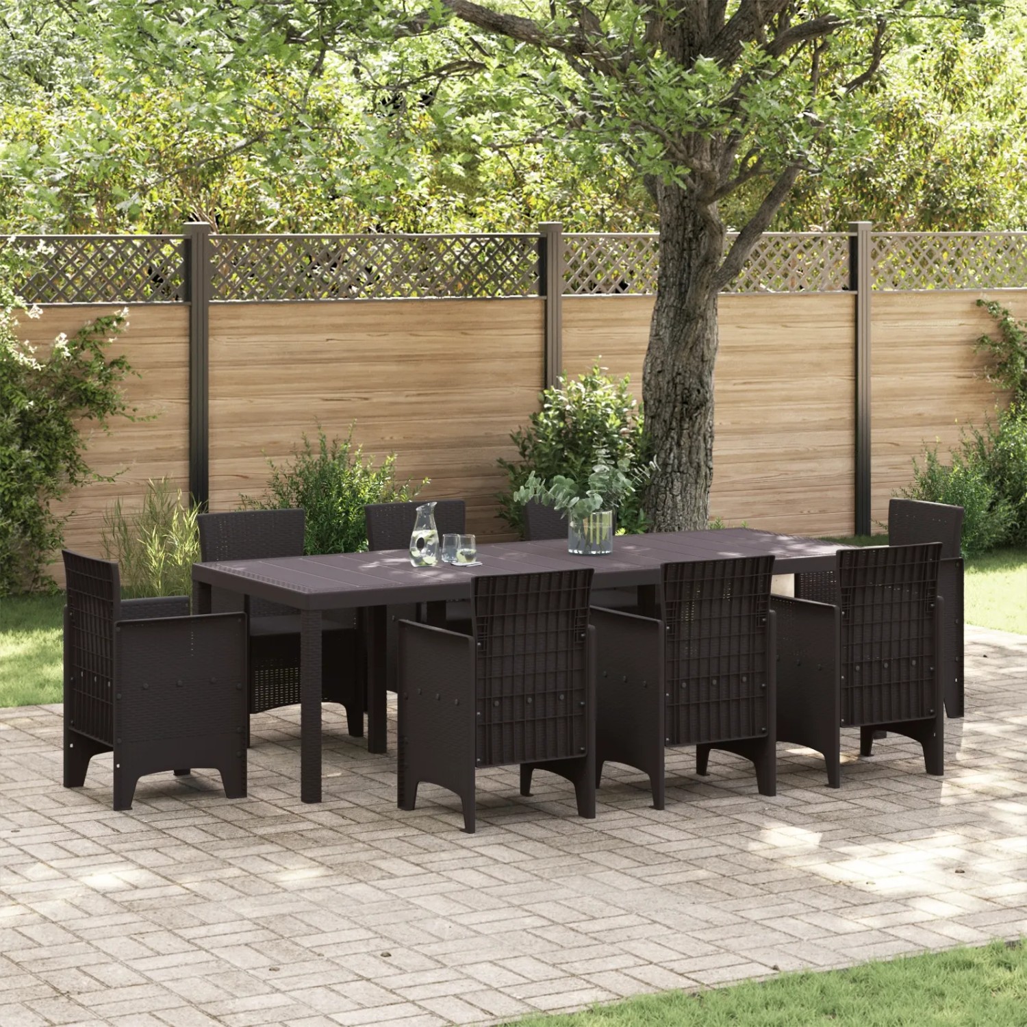 Brauner vidaXL Gartentisch (250x100 cm) aus Poly Rattan mit passenden Stühlen im Garten.
