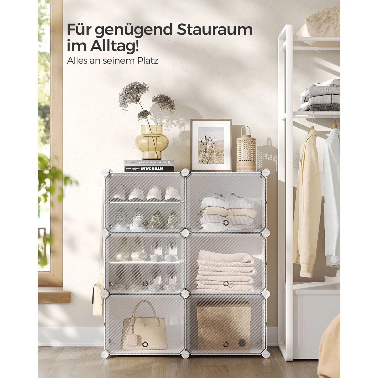 Weißes Songmics Schuhregal mit 6 Fächern, gefüllt mit Schuhen, Kleidung und einer Handtasche.