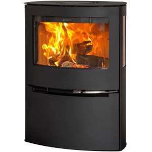 Schwarzer Aduro 21 Stahl Kaminofen (6,5 kW) mit Automatik und brennendem Holz im Feuerraum.