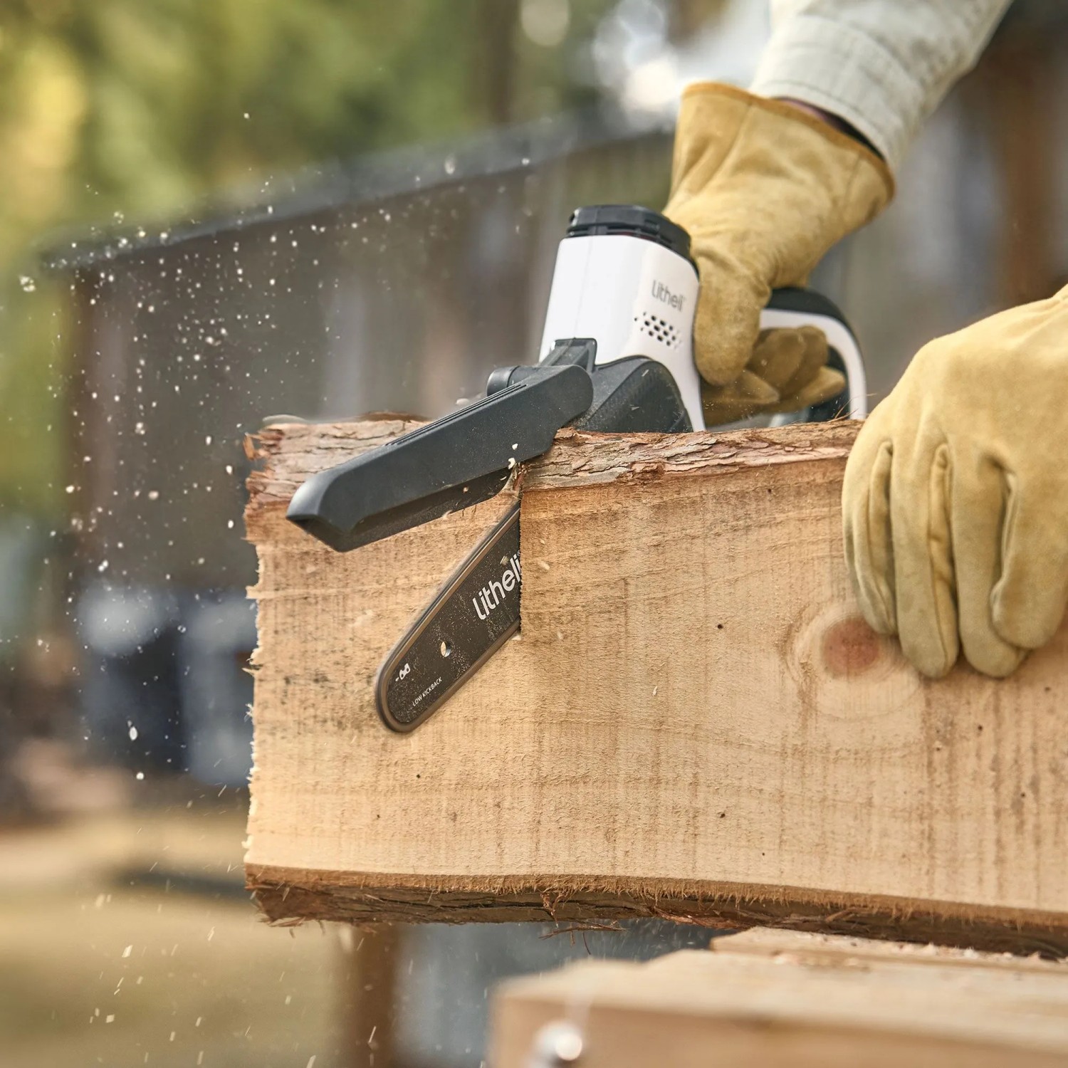 Litheli Akku-Säge U20 beim Sägen von Holz. Kompakte Kettensäge für Gartenarbeiten.