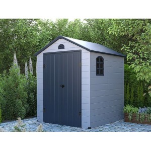 Kompaktes Vente-unique Cesio Gartenhaus in Hellgrau/Anthrazitgrau mit Doppeltür und Fenster im Garten.