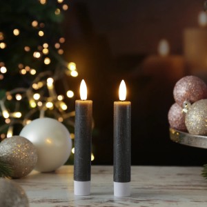 Zwei graue LED Stabkerzen (H 14cm) in Rustik-Optik mit warmweißem Licht für stimmungsvolle Deko.