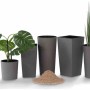 Verschiedene graue Pflanzgefäße der Serie Eco Lens von Siena Garden mit Pflanzen und Erde.